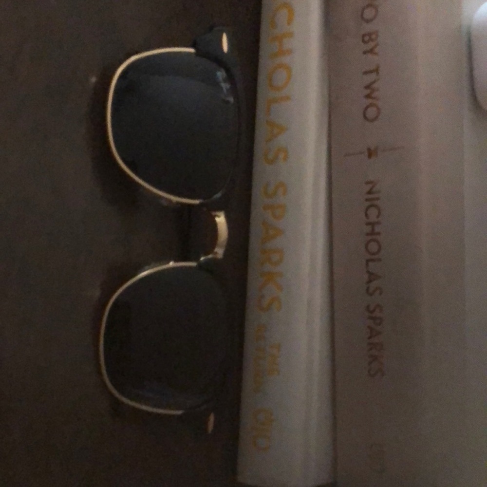 Ray bans no scratches. Have a case but not original ray van case just plain
